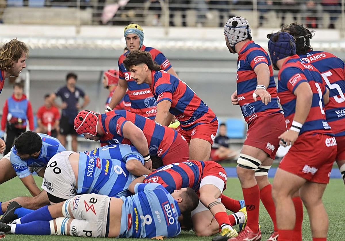 Los jugadores ordiziarras esperan la salida del balón tras un reagrupamiento.