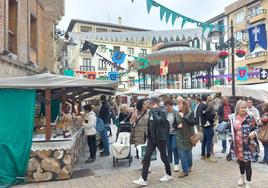 Las calles y plazas de Zarautz han estado muy animadas durante estos días con el Mercado Medieval, como se aprecia en esta imagen de ayer al mediodía en Musika Plaza.