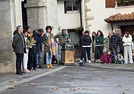 La familia del pequeño Brahim, arropada por numerosos vecinos este mediodía en el acto celebrado en Foru plaza de Astigarraga.