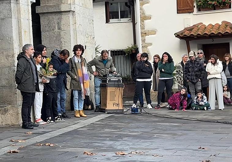 La familia del pequeño Brahim, arropada por numerosos vecinos este mediodía en el acto celebrado en Foru plaza de Astigarraga.
