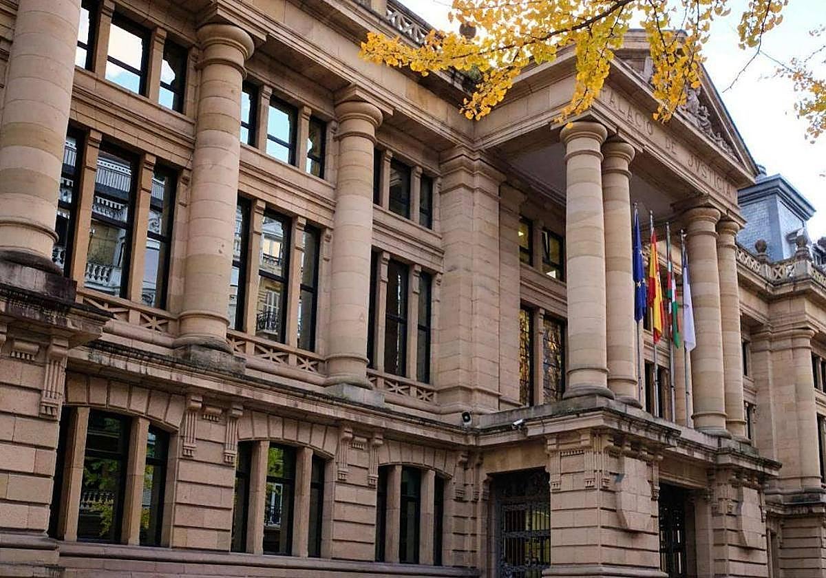 Juzgan a la camarera de un bar de Irun acusada de apropiarse de 116.000 euros