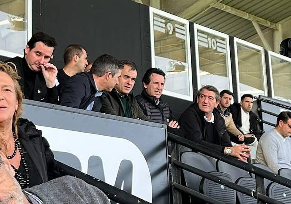 Unai Emery, en el centro de la imagen, asiste al partido del Real Unión en el Stadium Gal.