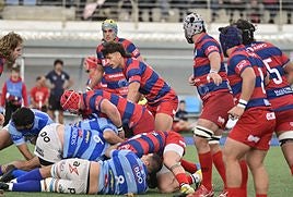 Los jugadores ordiziarras esperan la salida del balón tras un reagrupamiento.