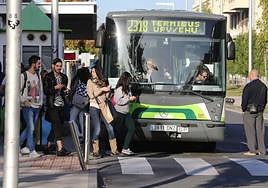 Jóvenes a punto de coger el autobús de línea en el centro de Bilbao para ir al campus de la UPV en Leioa.