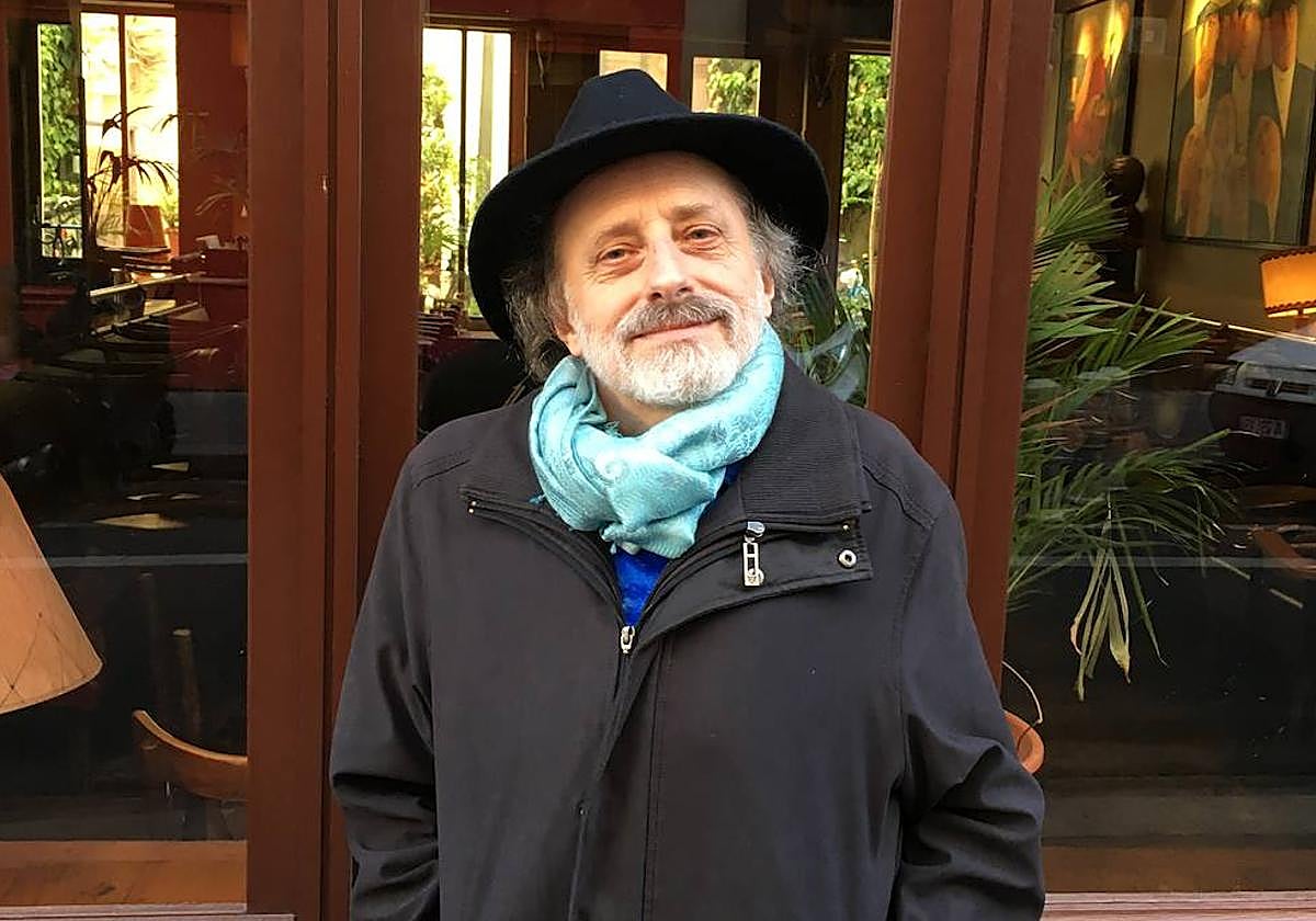 Irazoki publica en el libro 'Los descalzos' todos sus poemas.