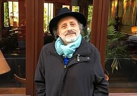 Irazoki publica en el libro 'Los descalzos' todos sus poemas.