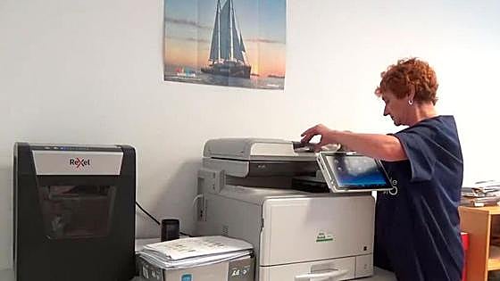 ¿Cómo se realiza el servicio de limpieza en edificios públicos?