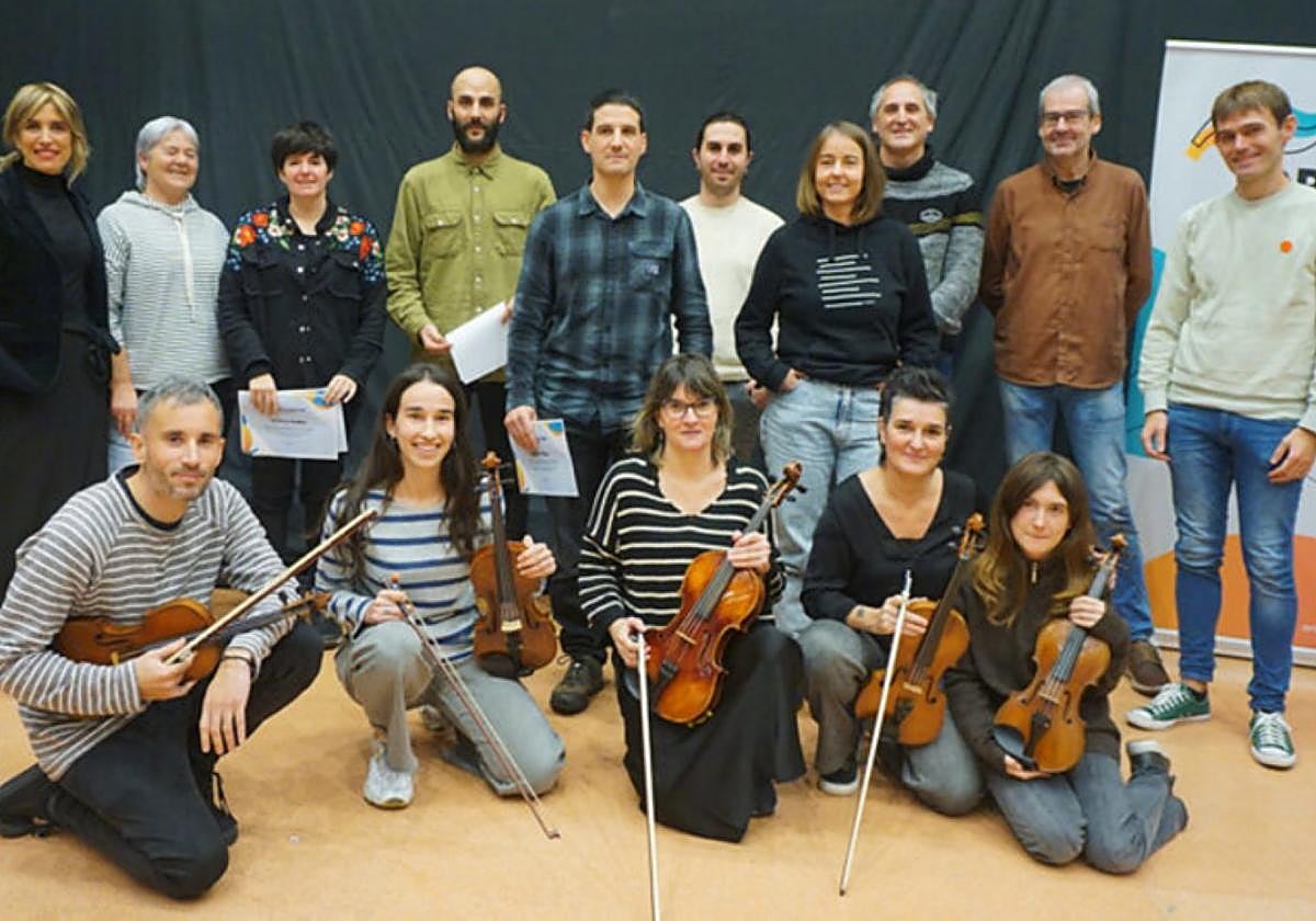 Lehiaketaren irabazleak, udal ordezkariak eta Danbolin Musika Eskolako zenbait irakasle eta ikasle sari banaketa ondorengo argazkian.