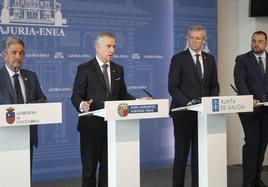 El lehendakari Iñigo Urkullu, con los presidentes de Cantabria, Galicia y Asturias
