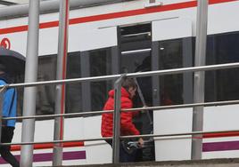 Un usuario de Cercanías San Sebastián la pasada semana accediendo a un tren de Renfe.