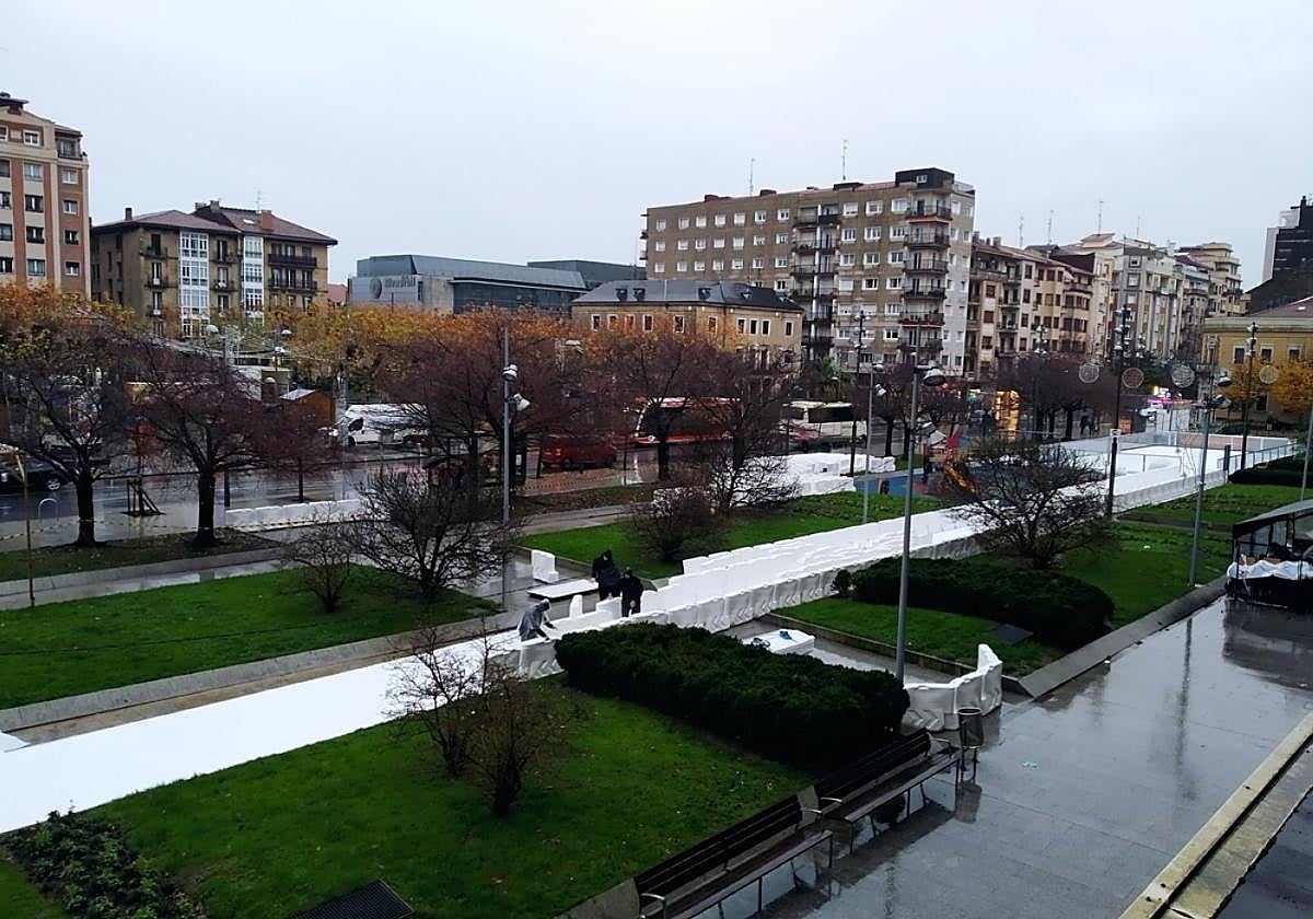 Las labores de montaje de ayer tuvieron que realizarse bajo la lluvia.