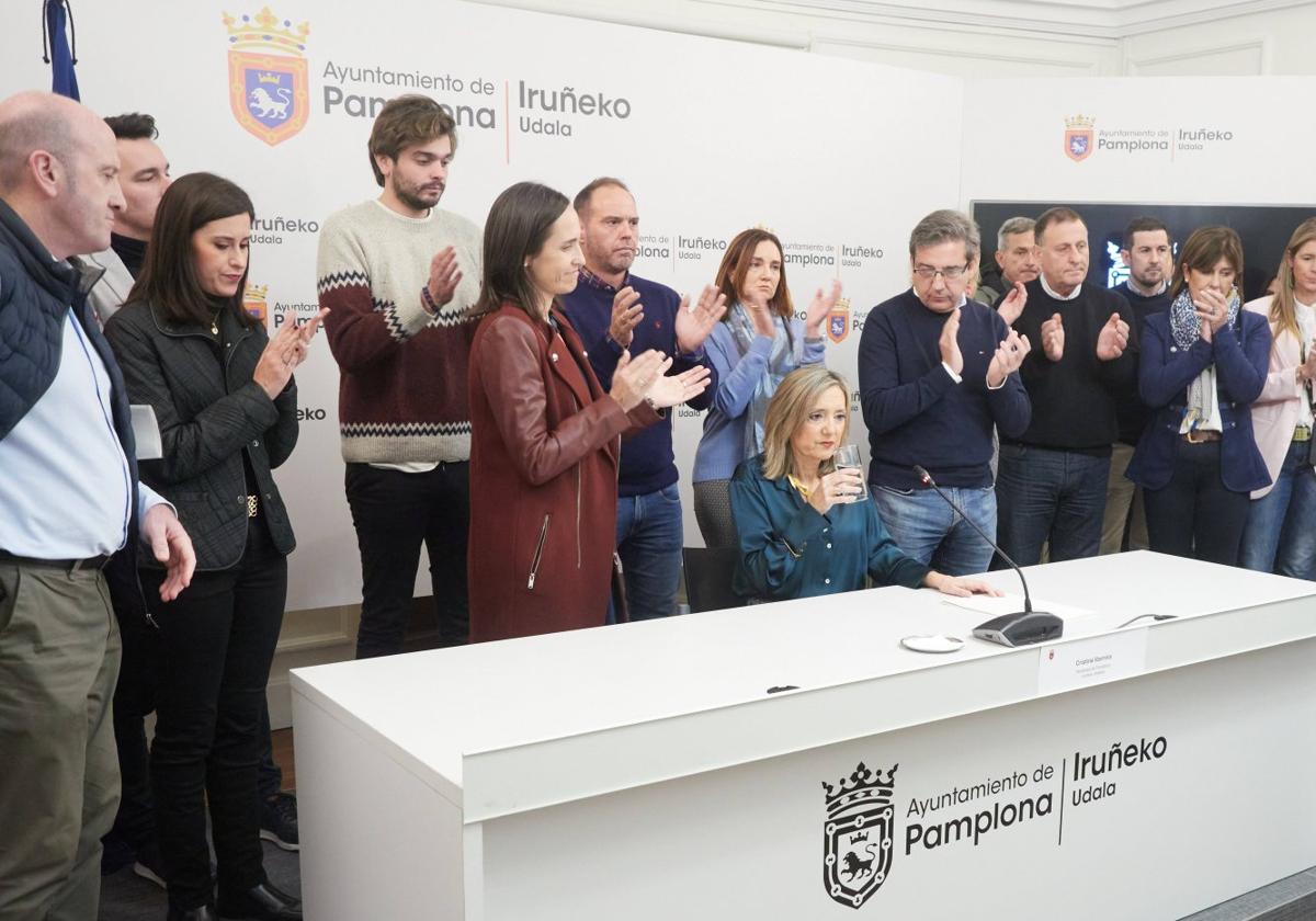 La actual alcaldesa de Pamplona, Cristina Ibarrola (UPN), arropada por su equipo de gobierno en rueda de prensa tras conocer el anuncio de la moción de censura.