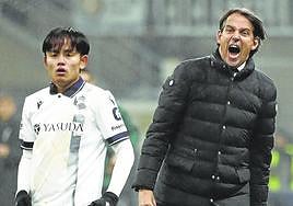 Simone Inzaghi, entrenador del Inter, grita a sus jugadores desde la banda en presencia de Kubo, anoche en San Siro.