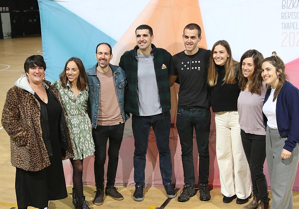 Zortzi finalistak, aurkezpen eguneko irudian.
