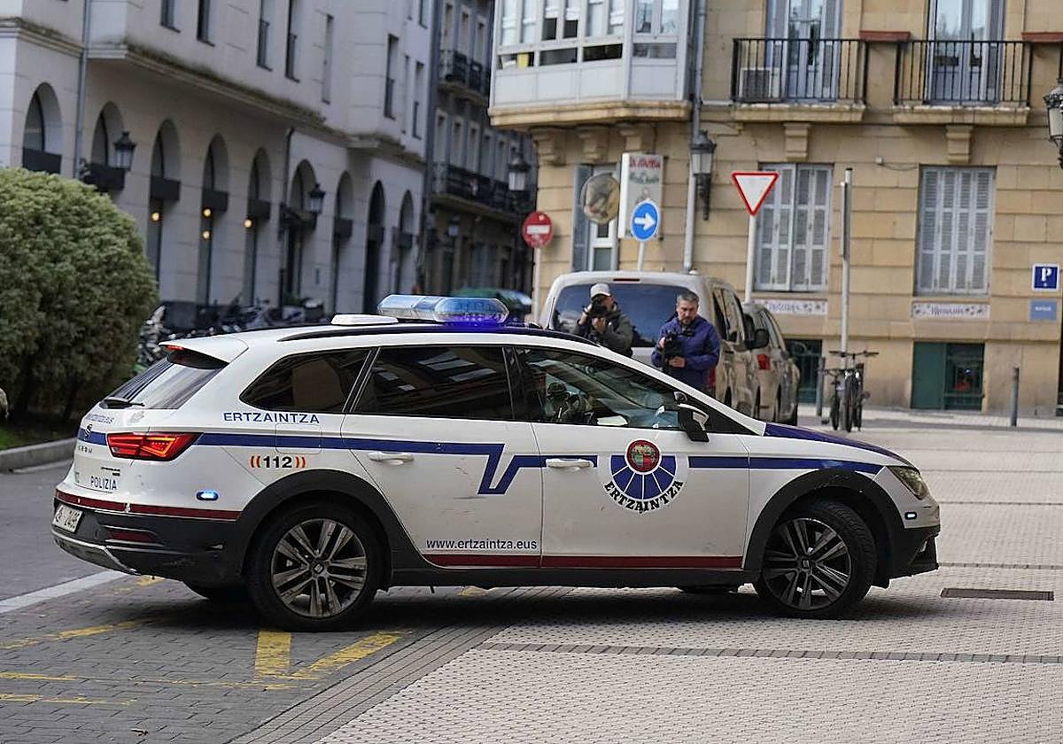 El asesino confeso de Alfredo entra a la Audiencia en un coche de la Ertzaintza.