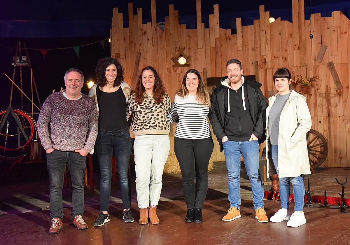 La concejala de Cultura junto a representantes de Gure Zirkua, Gazte Topagunea y Zumardia presentaron ayer la programación de Navidad.