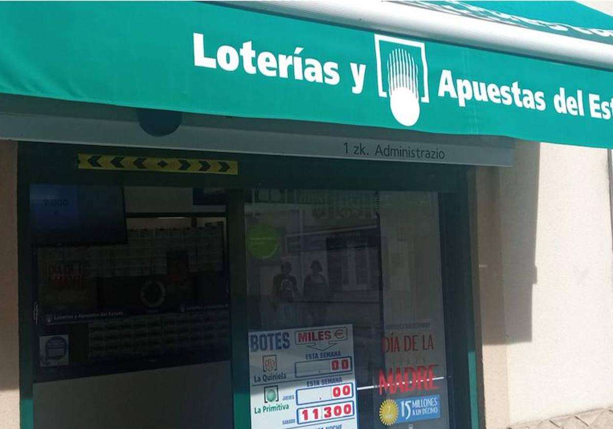Exterior de la administración de Loterías de Hondarribia en la que ha resultado premiado el boleto del Bonoloto.