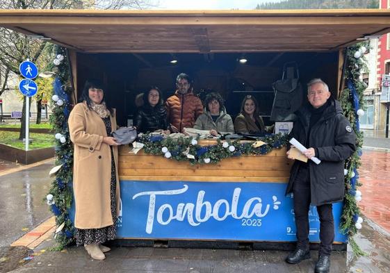 Presentación. Componentes de Bi-Tartean, Rosa Maiza y Jon Luqui en la tómbola de Areizaga-Kalebarren.