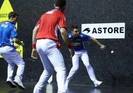 Ander Imaz llega a una pelota en el txoko en presencia de Iñaki Artola y Erik Jaka, anoche en Oiartzun.