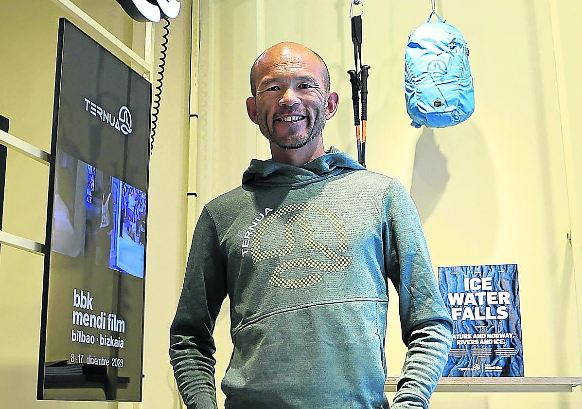 Kazuya Hiraide pasó por la tienda de Ternua en Donostia tras presentar su película en el Mendi Film Bilbao-Bizkaia.