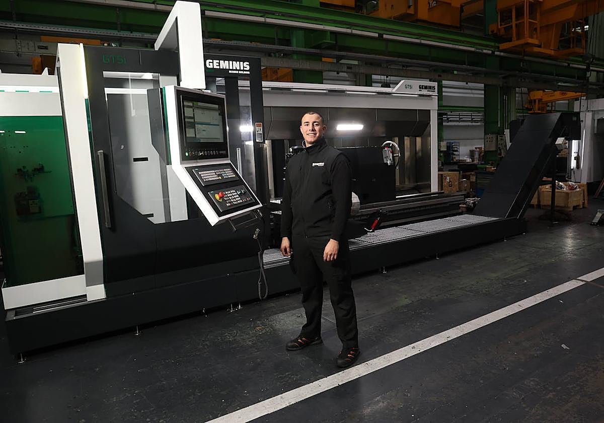 Ahmed Abdelhamid posa sonriente ante una de las máquinas que suele reparar, en Elgoibar.