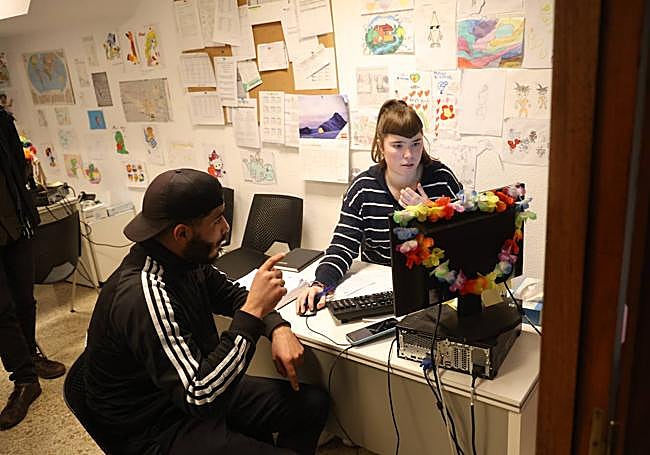 La integradora social Olatz Anduaga atiende a Rayen en su oficina.