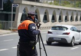 Un agente de Movilidad con el radar móvil en el puente Real Sociedad de San Sebastián.