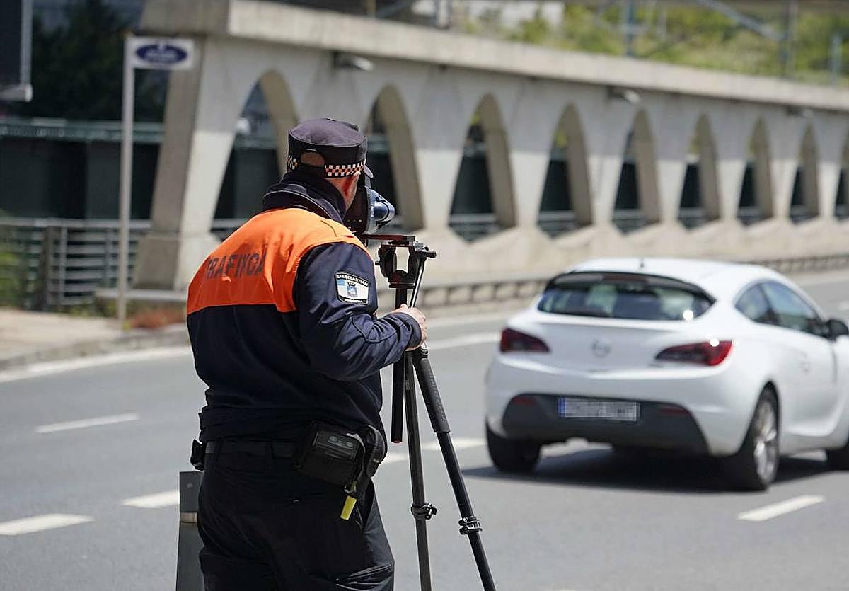 Un agente de Movilidad con el radar móvil en el puente Real Sociedad de San Sebastián.