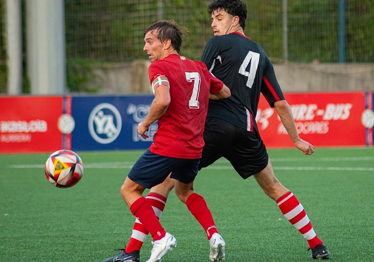 El capitán Güemes disputa el esférico ante un jugador del Pasaia en un partido de pretemporada. Los rojillos les ganaron 3-0 en Fanderia.