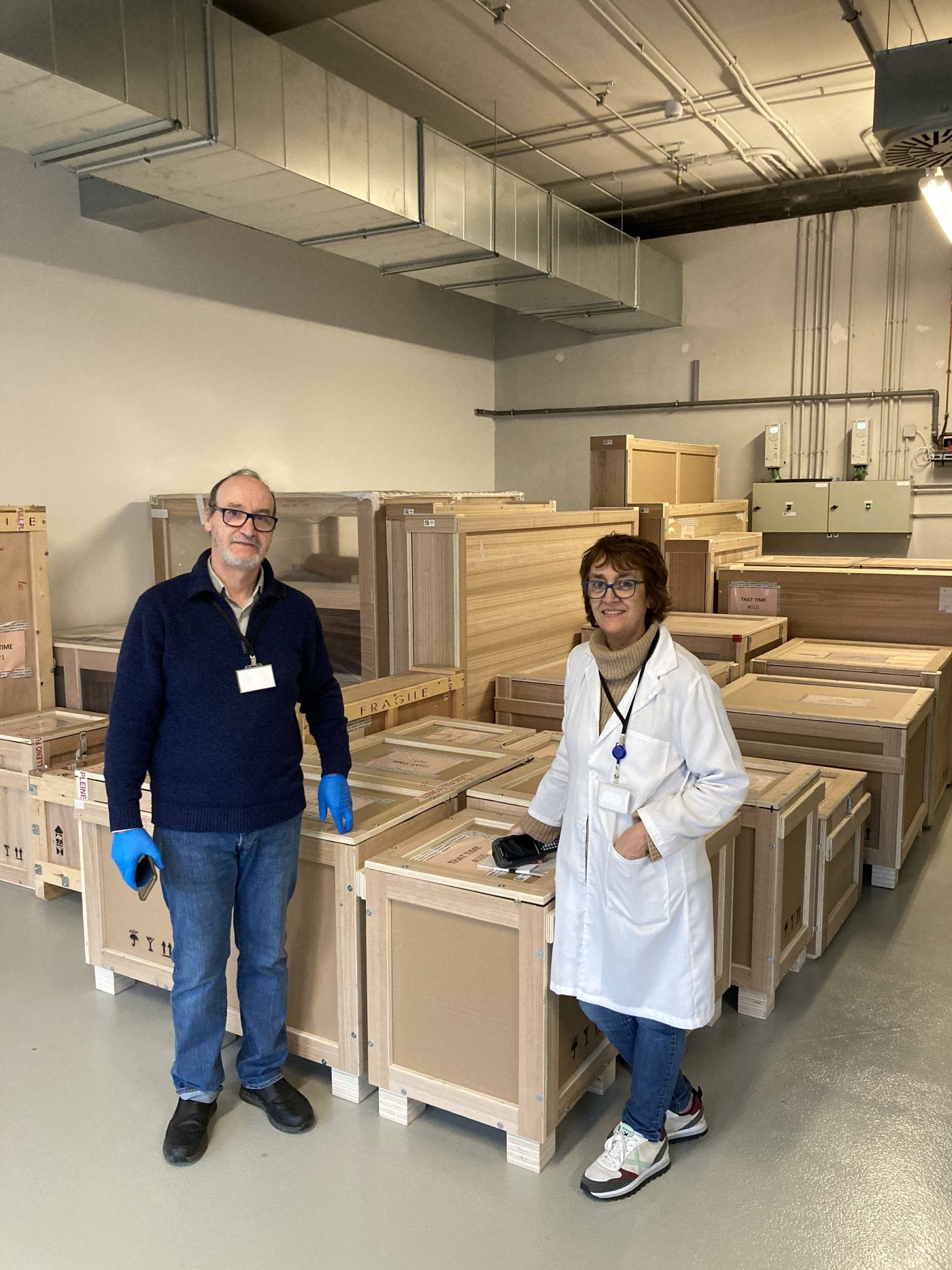 El técnico de Colecciones Carlos Olaetxea y la técnico de Documentación e Inventario Silvia Rodríguez posan con las 27 cajas trasladadas por el Museo Bellas Artes de Bilbao a las instalaciones de Gordailua en Irun.