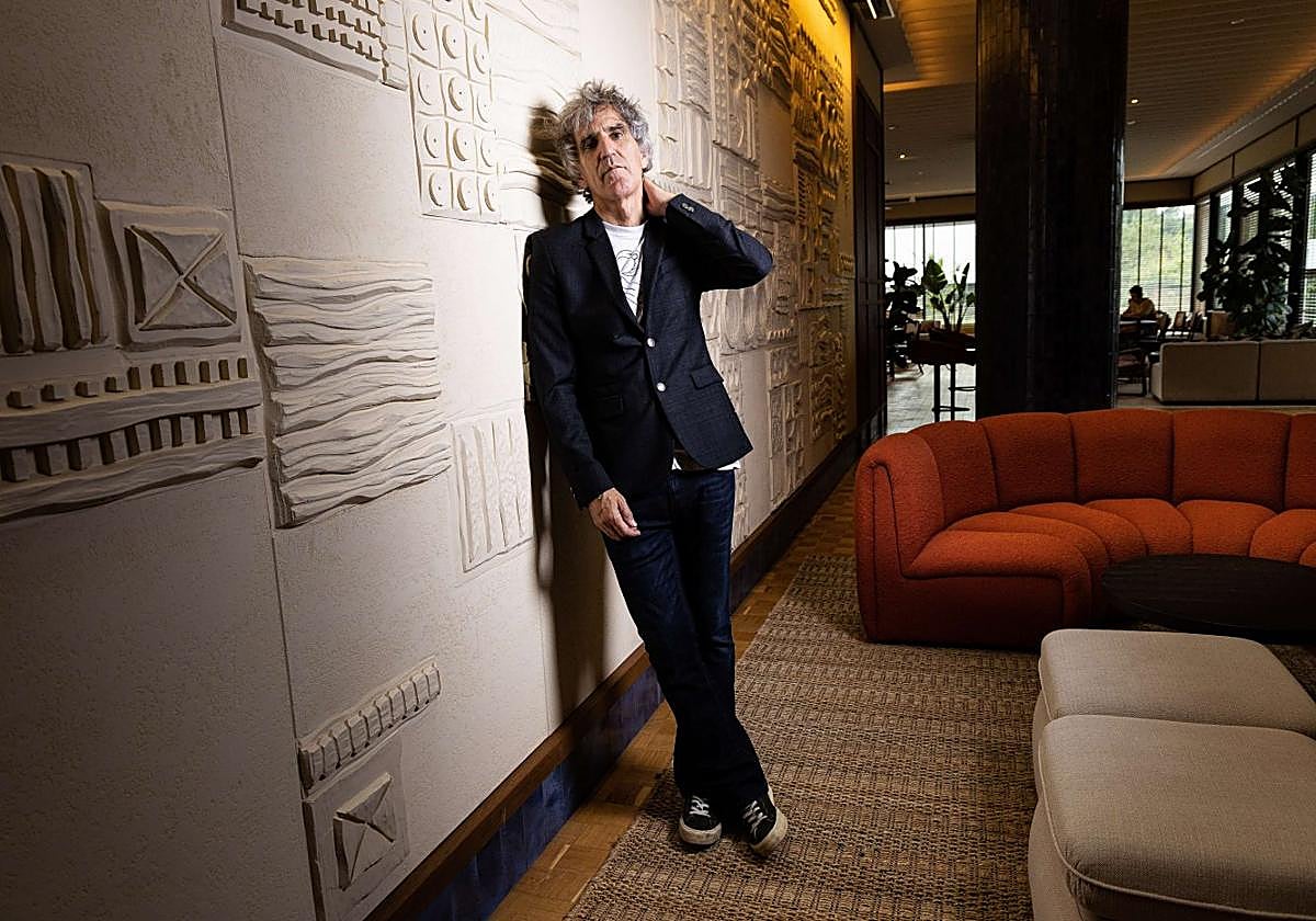 El artista posa en el hall del hotel Tres Reyes en Miramon.