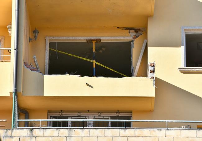 La barandilla del balcón quedó colgada y por la ventana salieron sillas disparadas.