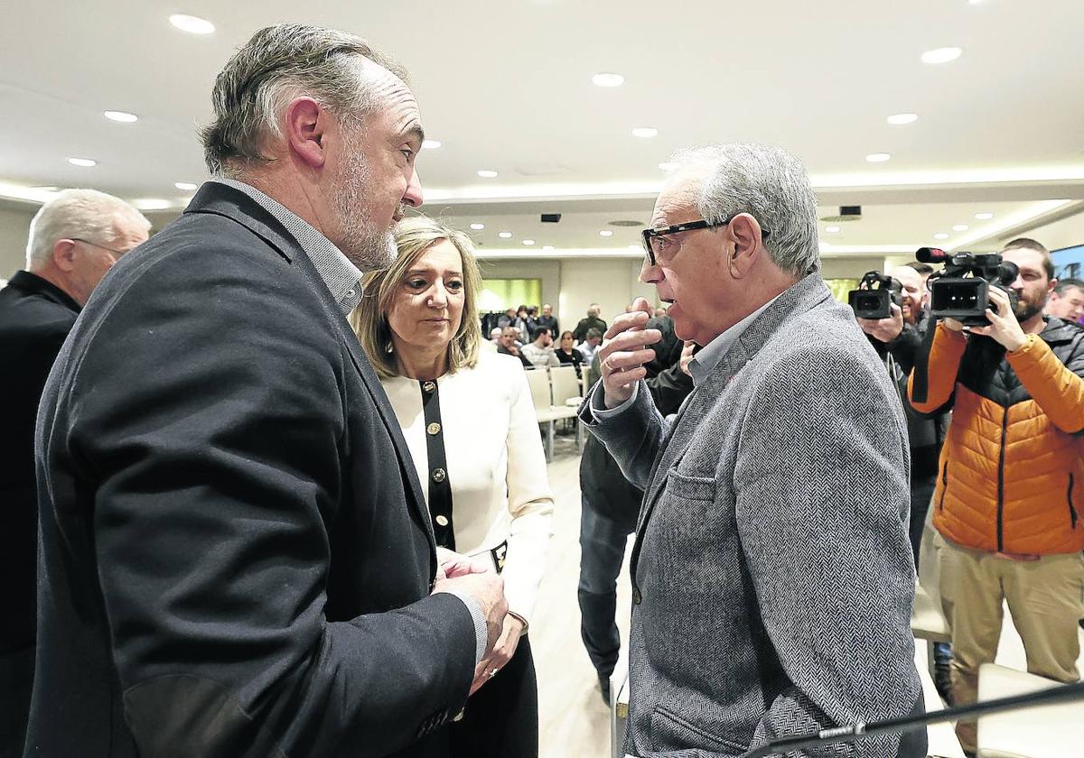 Javier Esparza, Cristina Ibarrola y Miguel Sanz en la asamblea anual de afiliados celebrada el sábado en Pamplona.