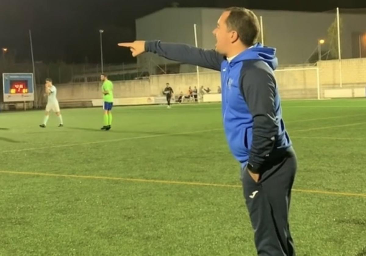 El entrenador Unai Calzón dando órdenes al equipo en un partido.