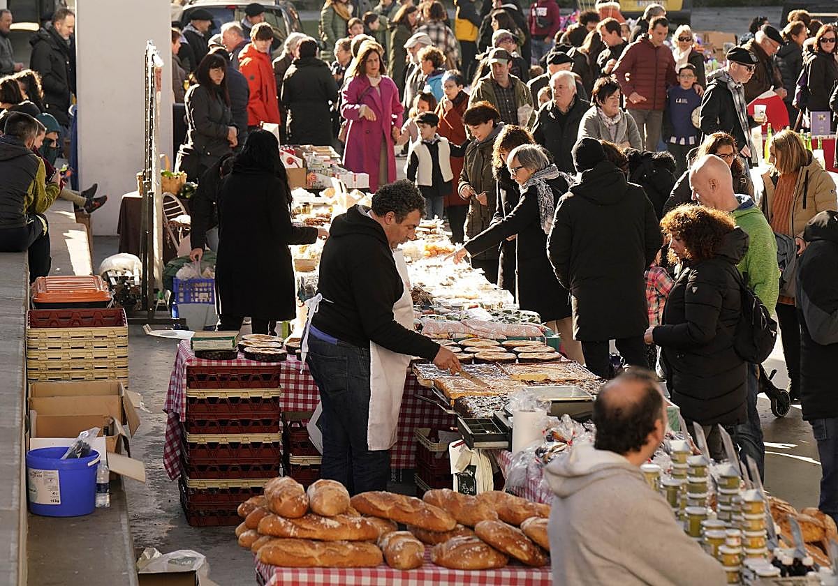 La feria habilitada en el frontón de Usurbil y sus inmediaciones atrajo a multitud de visitantes.