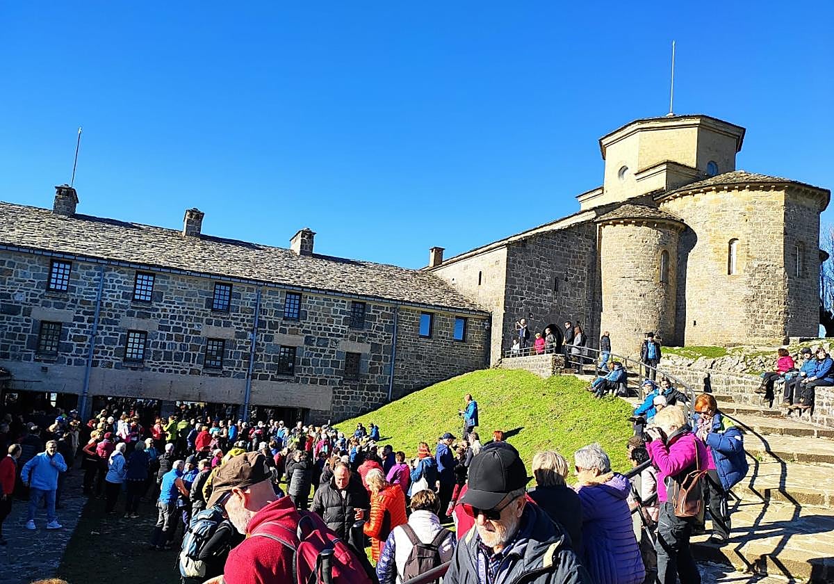 Ehunka mendizale elkartu dira, eguraldi ona lagun zutelarik, Aralarko santutegian.