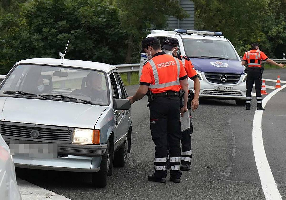 Ertzaintza y Policía local controlarán las distracciones al volante durante las Navidades
