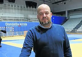 Óscar Prieto en el Gasca de Donostia, donde se entrena el equipo del Mundaiz de hockey patines.