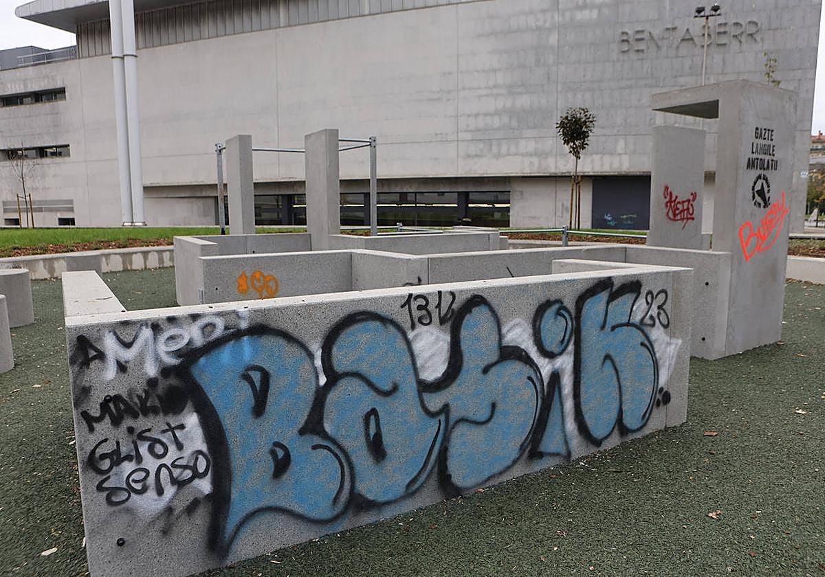 J. Rodríguez, vecino de Benta Berri, escribe «indignado por la falta de civismo de algunos ciudadanos, por decir algo, que no han tardado ni un mes en pintarrajear de arriba abajo la nueva infraestructura deportiva que el Ayuntamiento ha construido al lado del polideportivo del barrio. Es una vergüenza. Ojalá les pillen y les hagan limpiar a mano lo pintado».