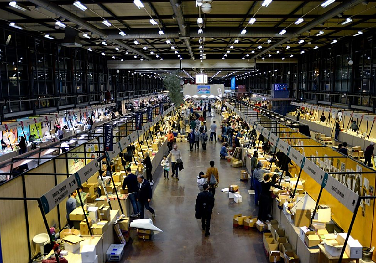 Landako gunea bost egunez bete ostean, igandeko jasoketa uneko irudia.