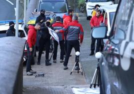 Varios agentes de la Ertzaintza con drones esta mañana en Deba