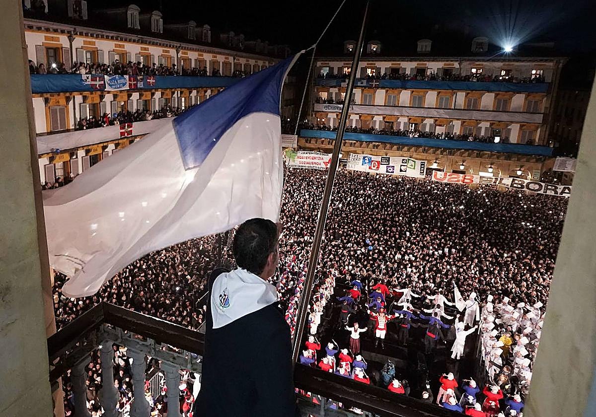 Izada de la bandera de Donostia el pasado 20 de enero