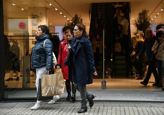 Personas de compras durante el Black Friday en Donostia