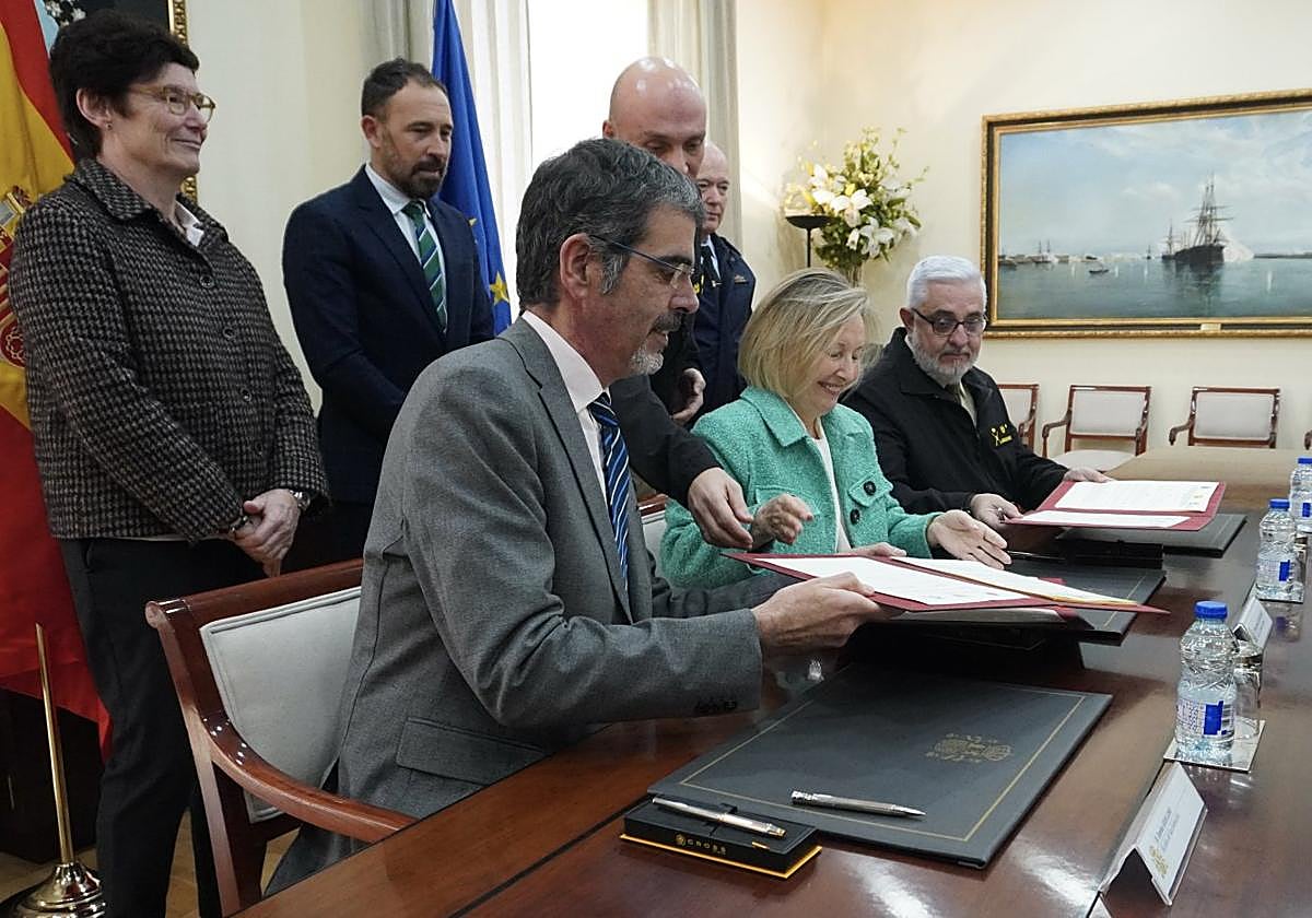 Eneko Goia, en el momento de la firma del acuerdo junto a la secretaria de Estado de Defensa, María Amparo Valcarce.