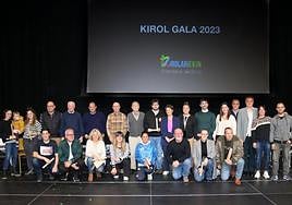 Los premiados en la Kirol gala 2023 junto a los representantes municipales en la sala Sorlekua de Lekuona Fabrika.