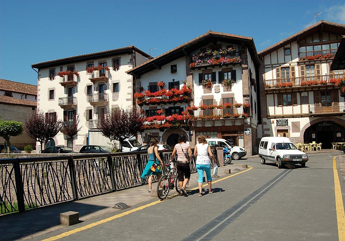 Puente de Muniartea en Txokoto, cuyas piedras y luces situadas en el suelo se van a retirar.