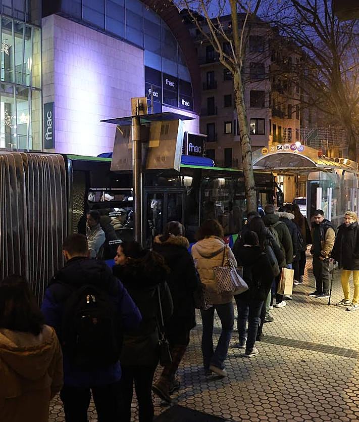 Imagen secundaria 2 - Afluencia de usuarios en el transporte público.
