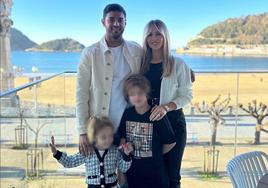 Carlos Vela con su mujer Saioa y sus hijos en el paseo de La Concha de San Sebastián.