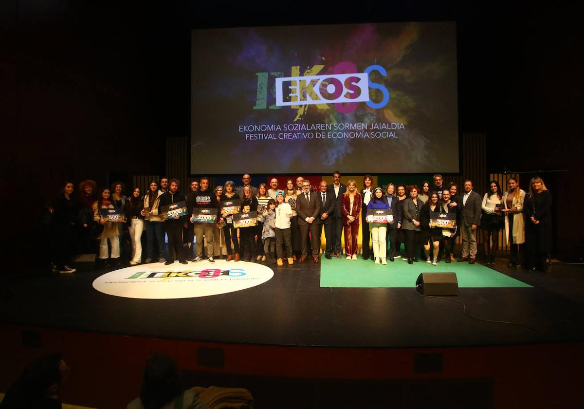 Los premiados, los organizadores del Festival Ekos y las autoridades presentes en el Kursaal posan juntos sobre el estrado de la Sala Cámara.