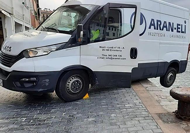 La furgoneta que estuvo a punto de caer al mar en Donostia el pasado mes de mayo.